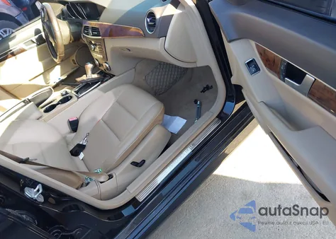 2013 Mercedes-Benz C 250 Sport z USA, uszkodzony, nr VIN WDDGF4HB9DA763926